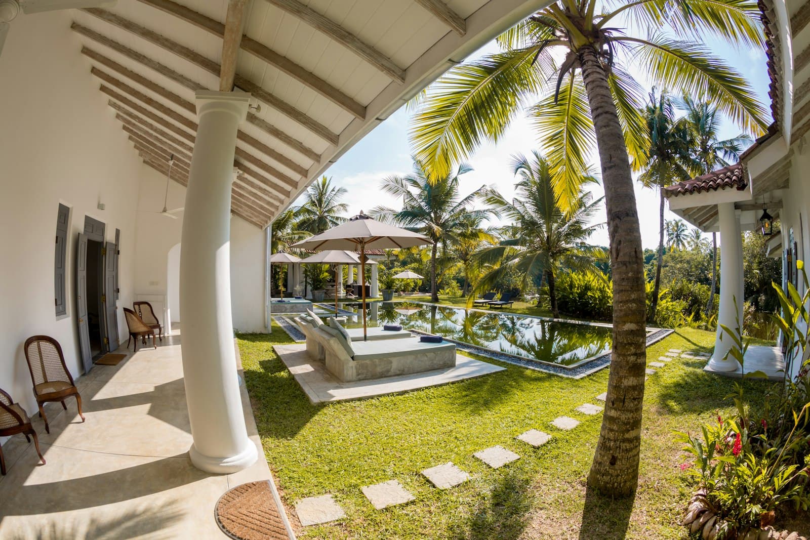 Private villa in the south of Sri Lanka, colonnaded veranda and pool